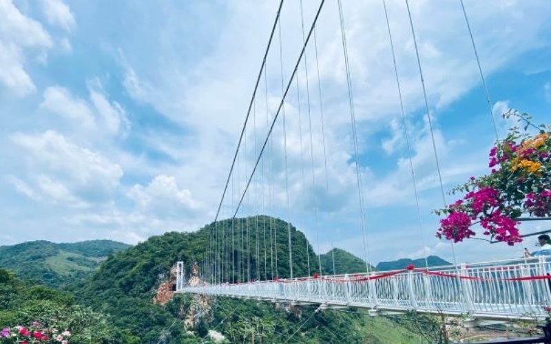Cầu kính Mộc Châu - Bạch Long là cây cầu đi bộ dài 632m